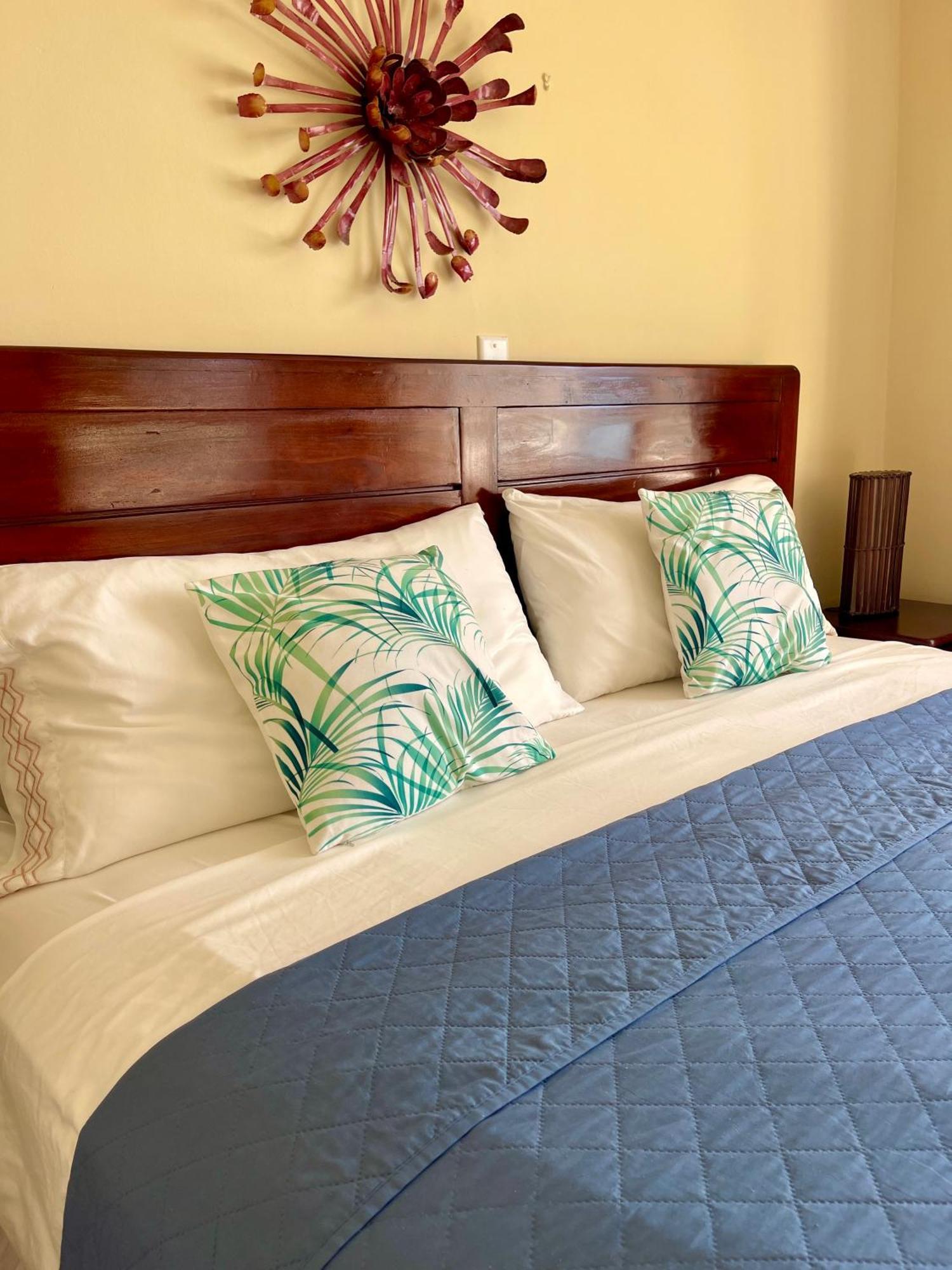 Luxury Apartments And Rooms,The Lagoons Монтего Бей Екстериор снимка