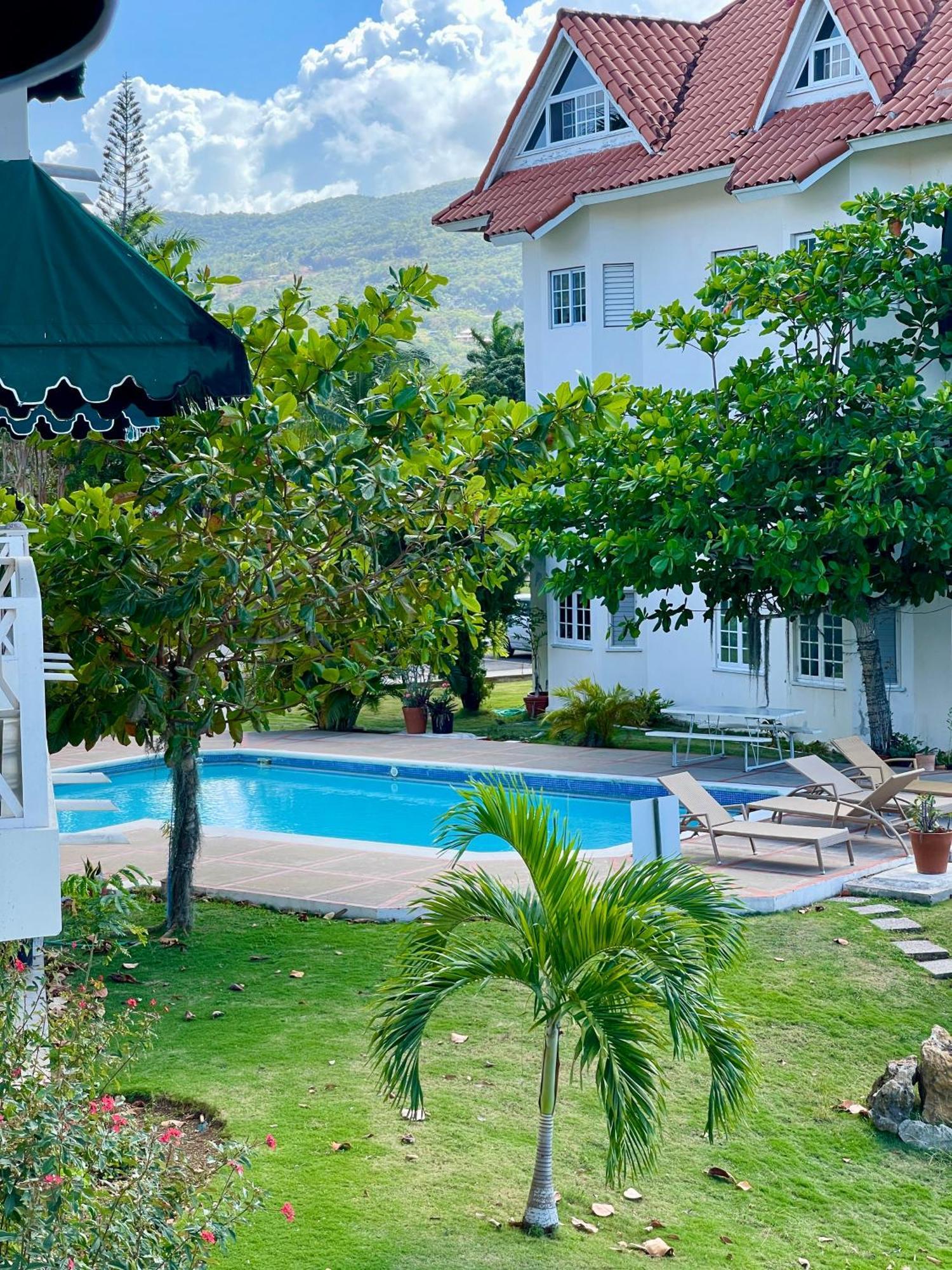 Luxury Apartments And Rooms,The Lagoons Монтего Бей Екстериор снимка