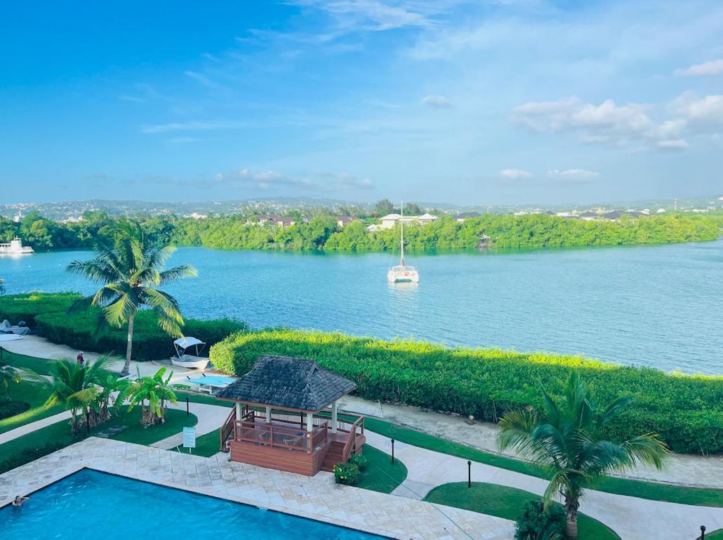 Luxury Apartments And Rooms,The Lagoons Монтего Бей Екстериор снимка
